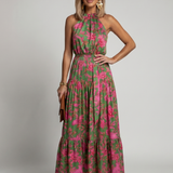 Robe midi drapée en rose avec décolleté halter élégant