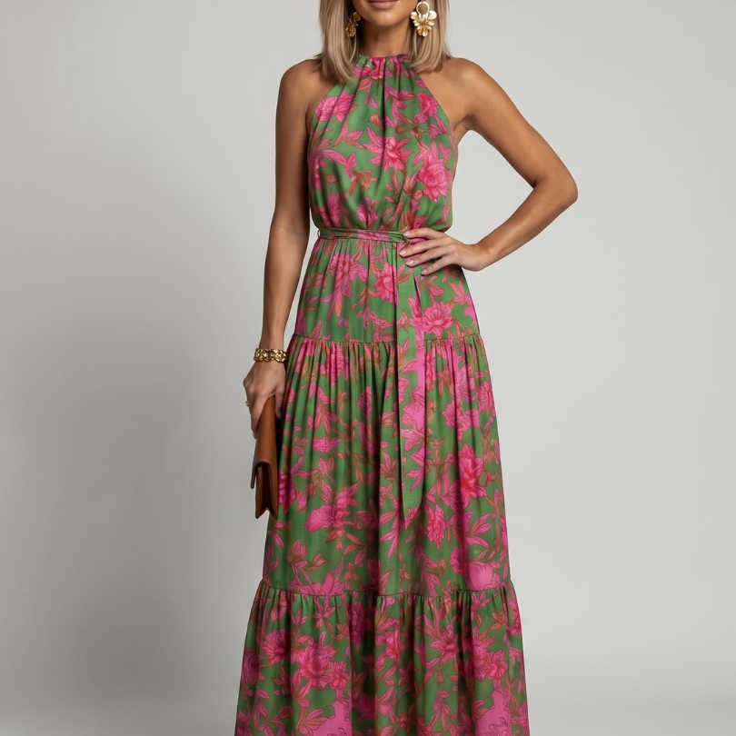 Robe midi drapée en rose avec décolleté halter élégant