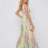 Robe Midi Sans Manches en Satin avec Décolleté Carré et Plis Élégants