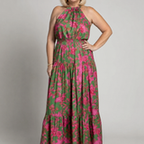 Robe midi drapée en rose avec décolleté halter élégant