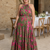 Robe midi drapée en rose avec décolleté halter élégant