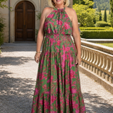Robe midi drapée en rose avec décolleté halter élégant