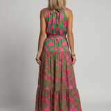 Robe midi drapée en rose avec décolleté halter élégant