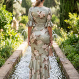 Robe longue asymétrique en satin vert avec décolleté en V - Ana