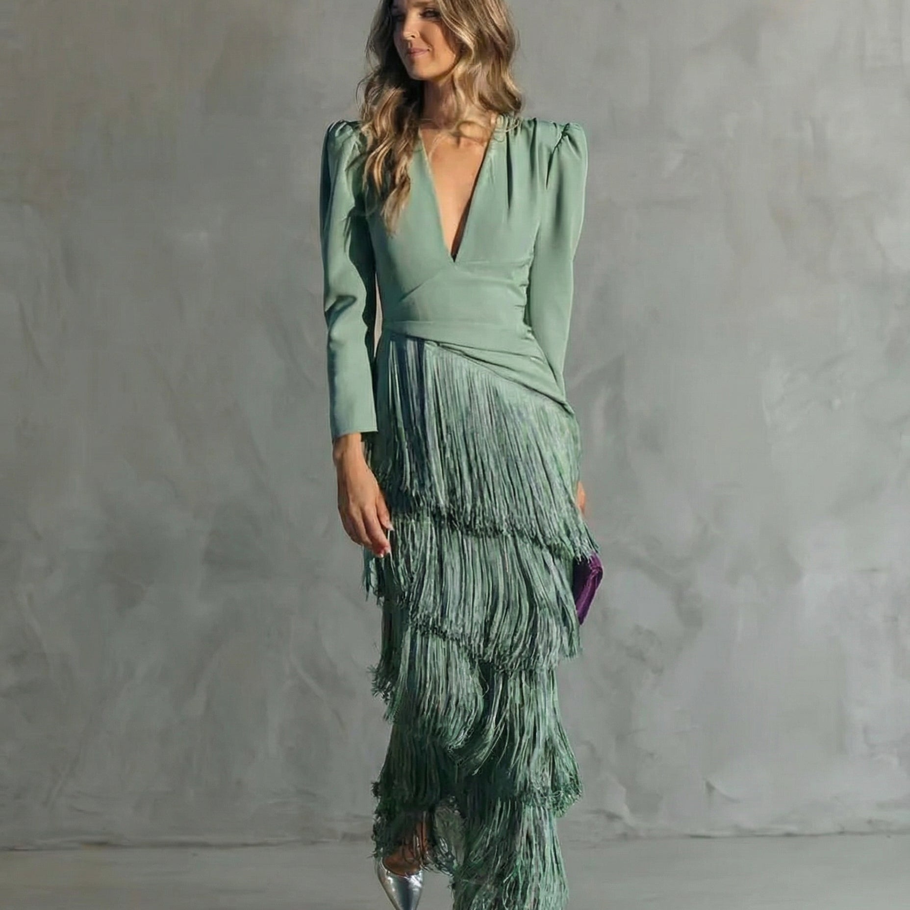 Clara – Robe élégante à manches frangées